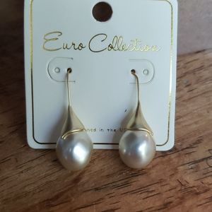 Pearl dangle earrings